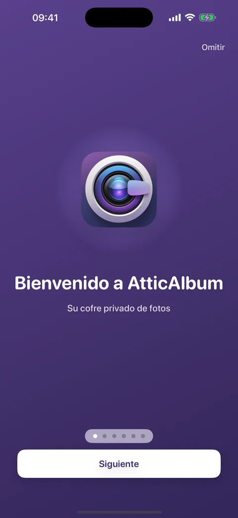 Pantalla de bienvenida de AtticAlbum mostrando el icono de la app y el lema sobre un fondo degradado púrpura