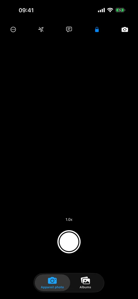 Interface de l'appareil photo intégré d'AtticAlbum avec les commandes de flash, zoom et chiffrement