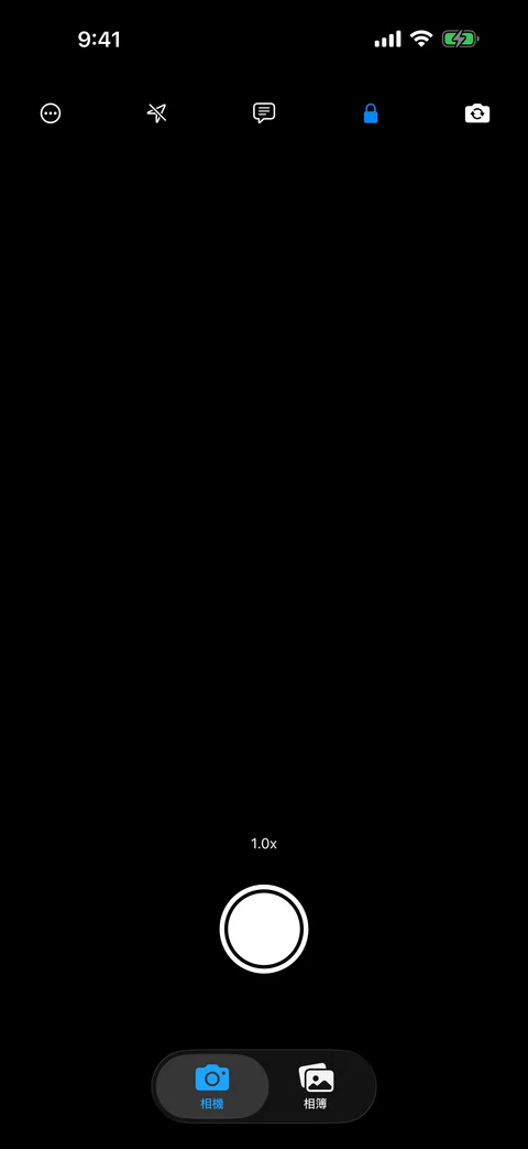 AtticAlbum 內建相機介面，包含閃光燈、變焦和加密控制